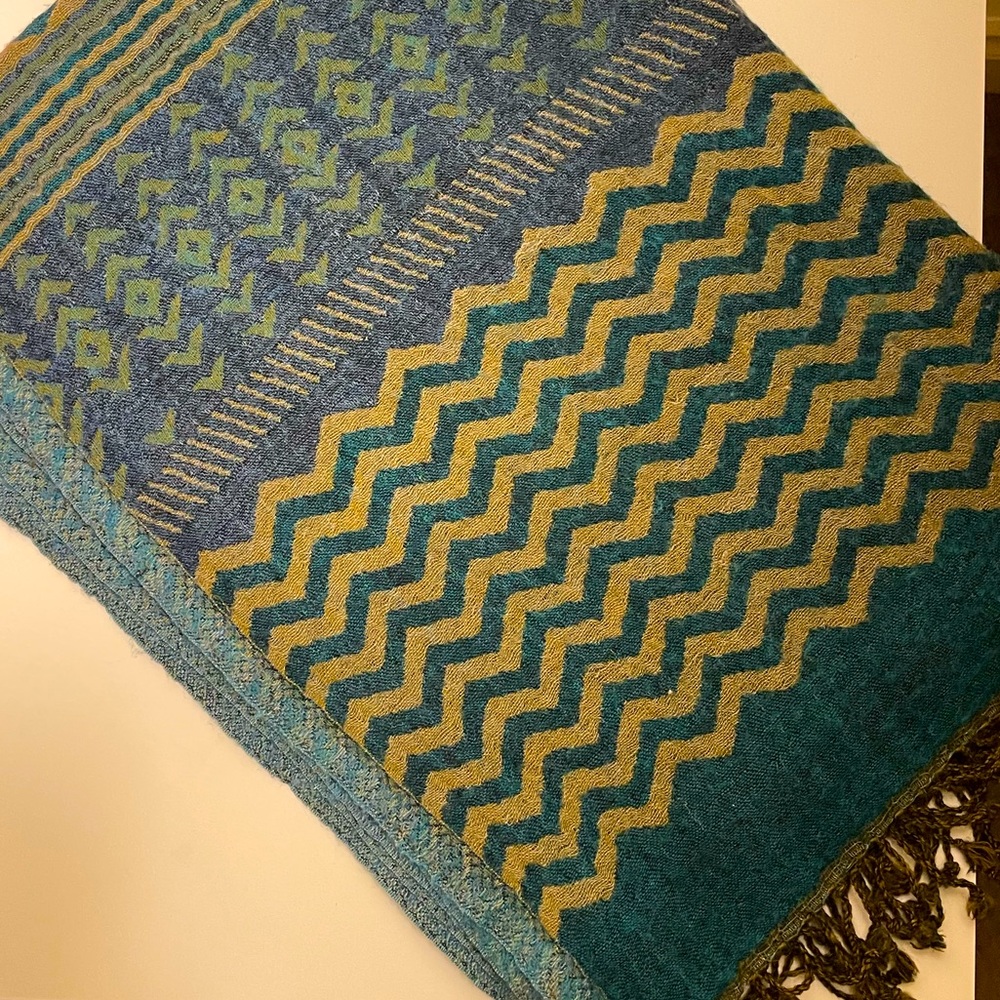 WESTSIDE | 100% Wool Stole/ Shawl | gorgeous chevron pattern - Picture 7 of 9